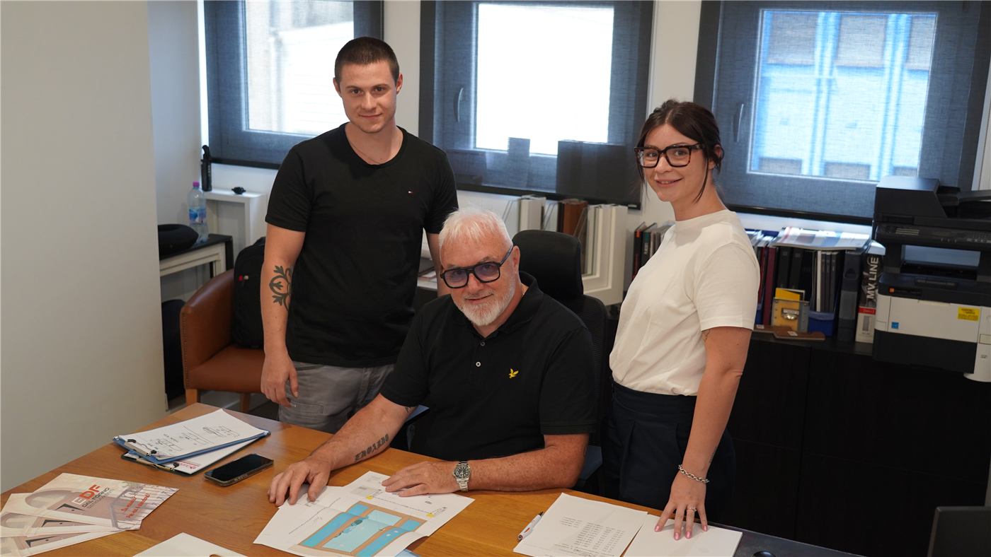 Il team di EDF Dal Forno Serramenti in ufficio