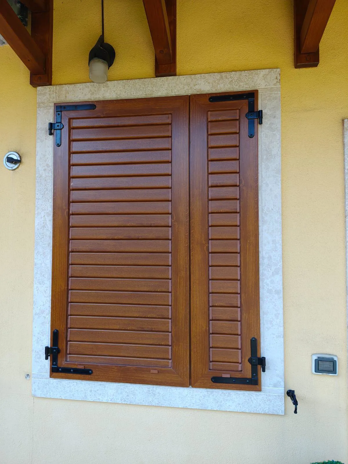Scuri in PVC con lamelle orientabili