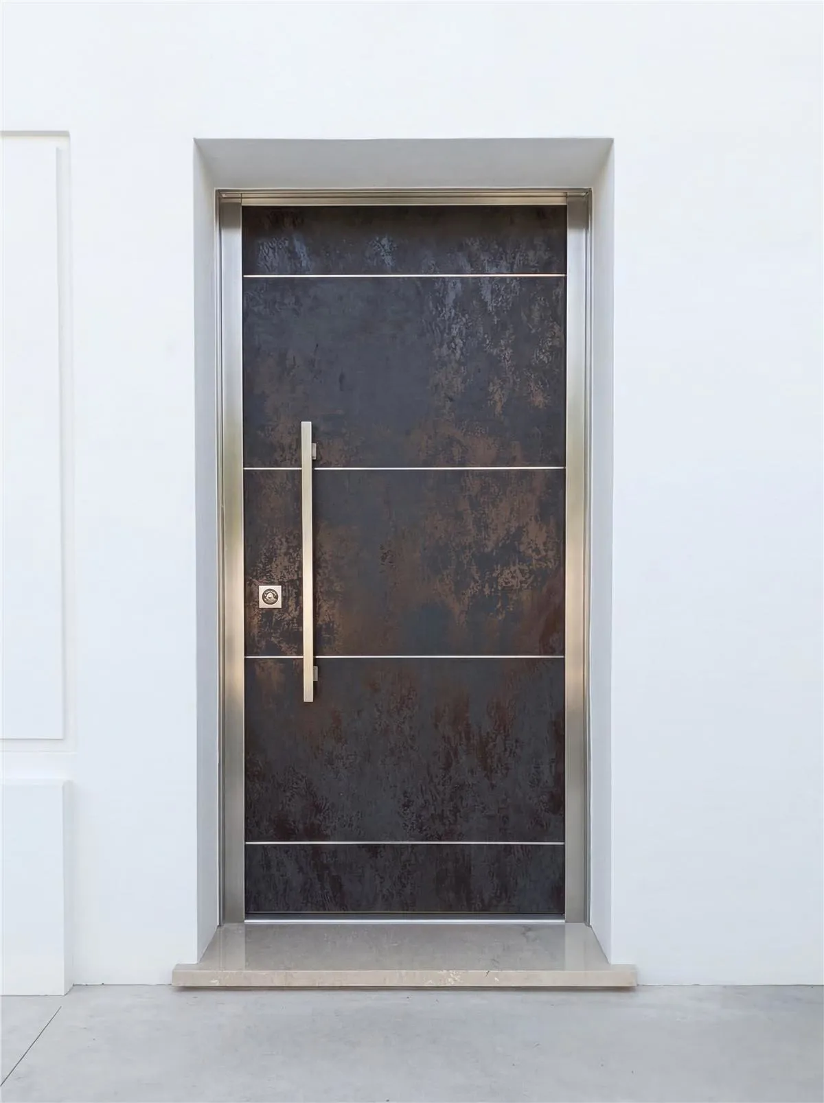 Porta blindata scura con bordature cromate