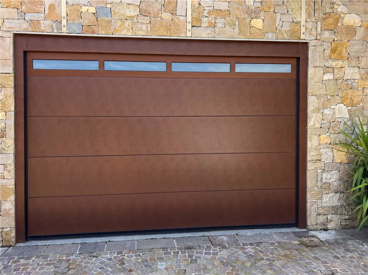 Portone sezionale color legno con finestratura