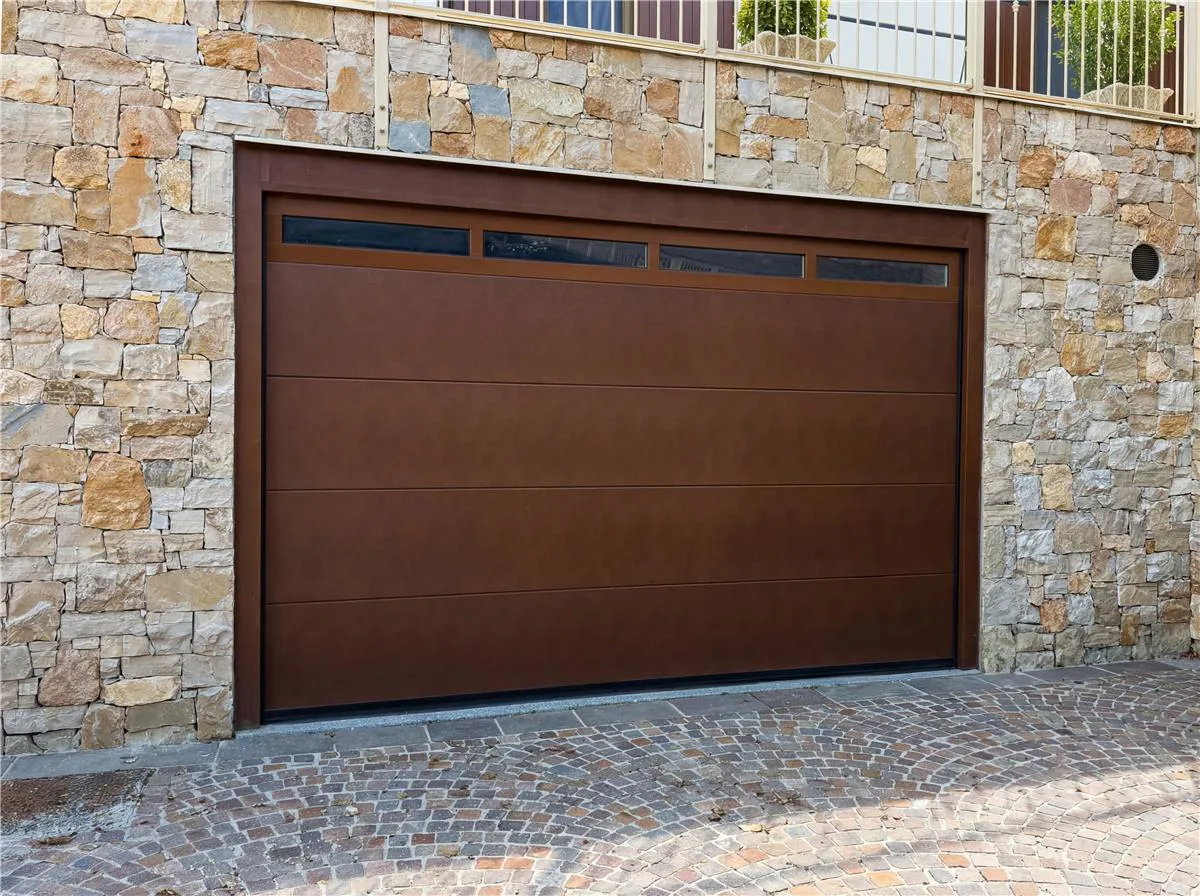 Portone sezionale per garage in facciata di pietra
