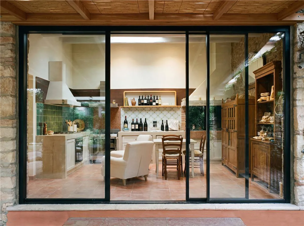 Grande vetrata minimale in alluminio sulla cucina