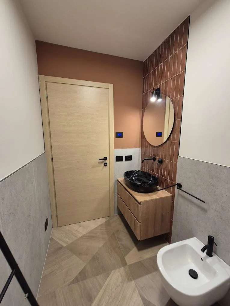 Porta interna in un bagno moderno