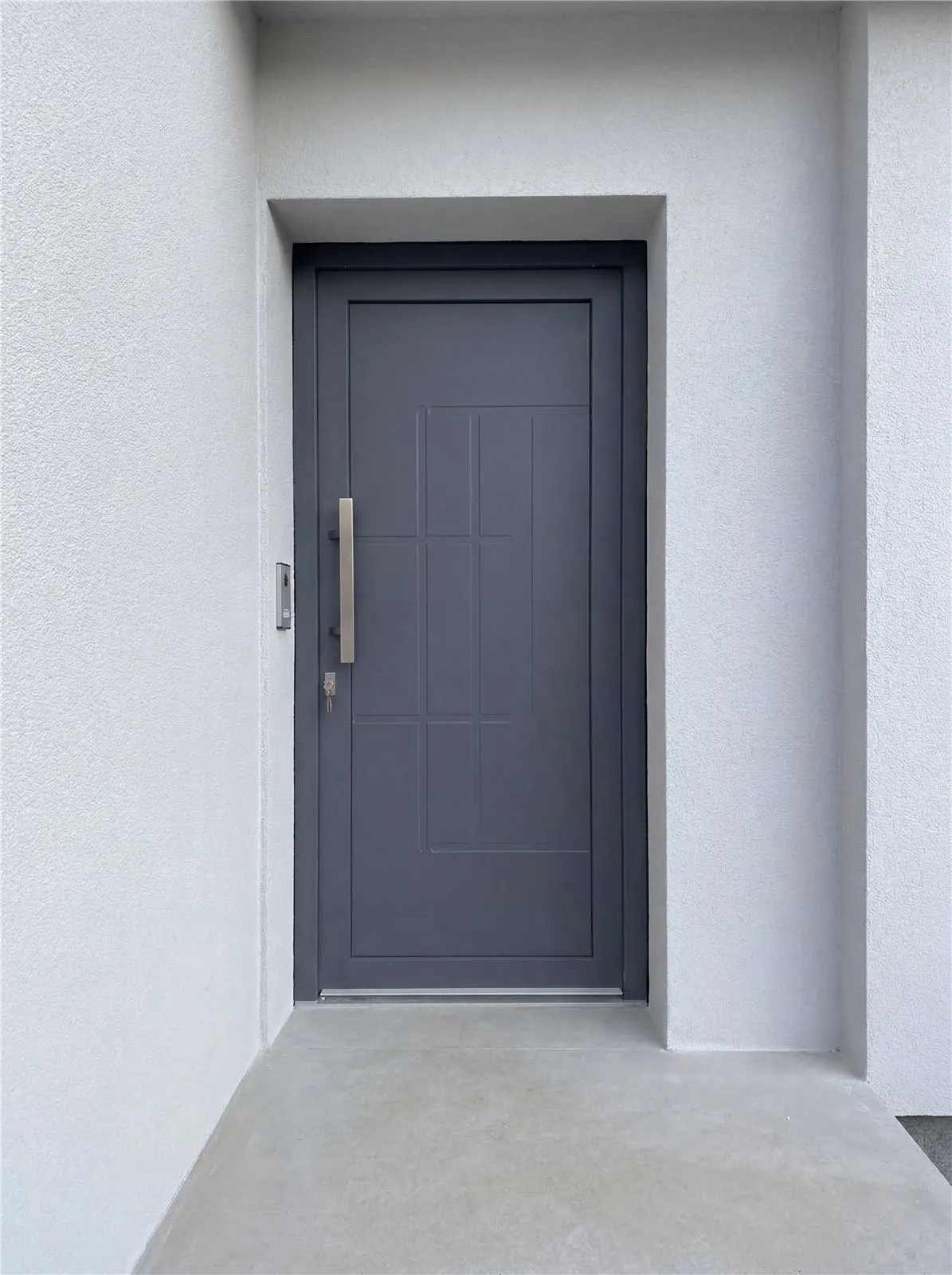 Portoncino grigio antracite con decoro geometrico