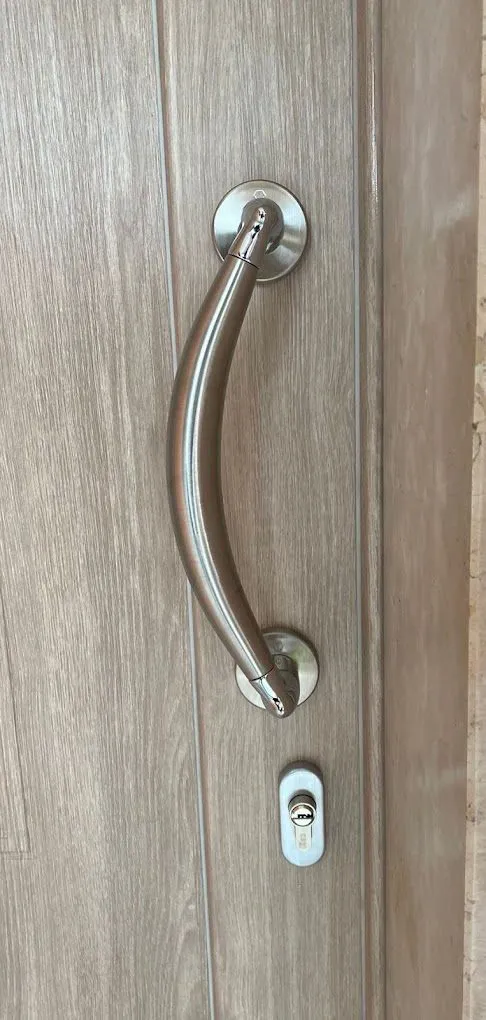 Dettaglio maniglia arcuata in acciaio inox