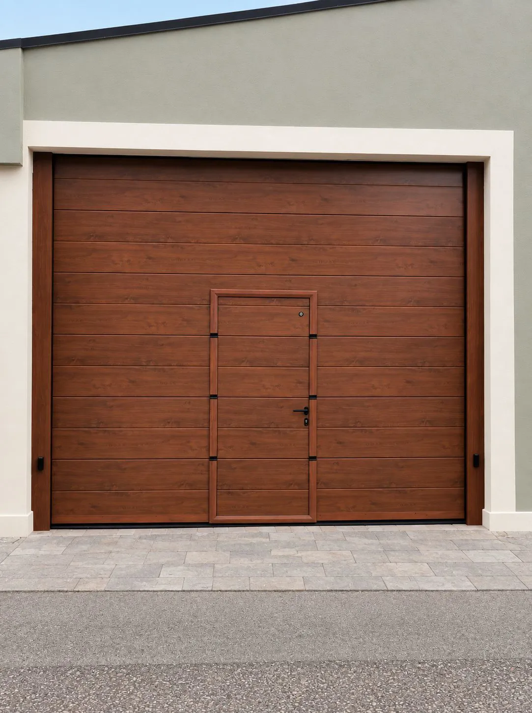 Portone sezionale effetto legno con porta pedonale