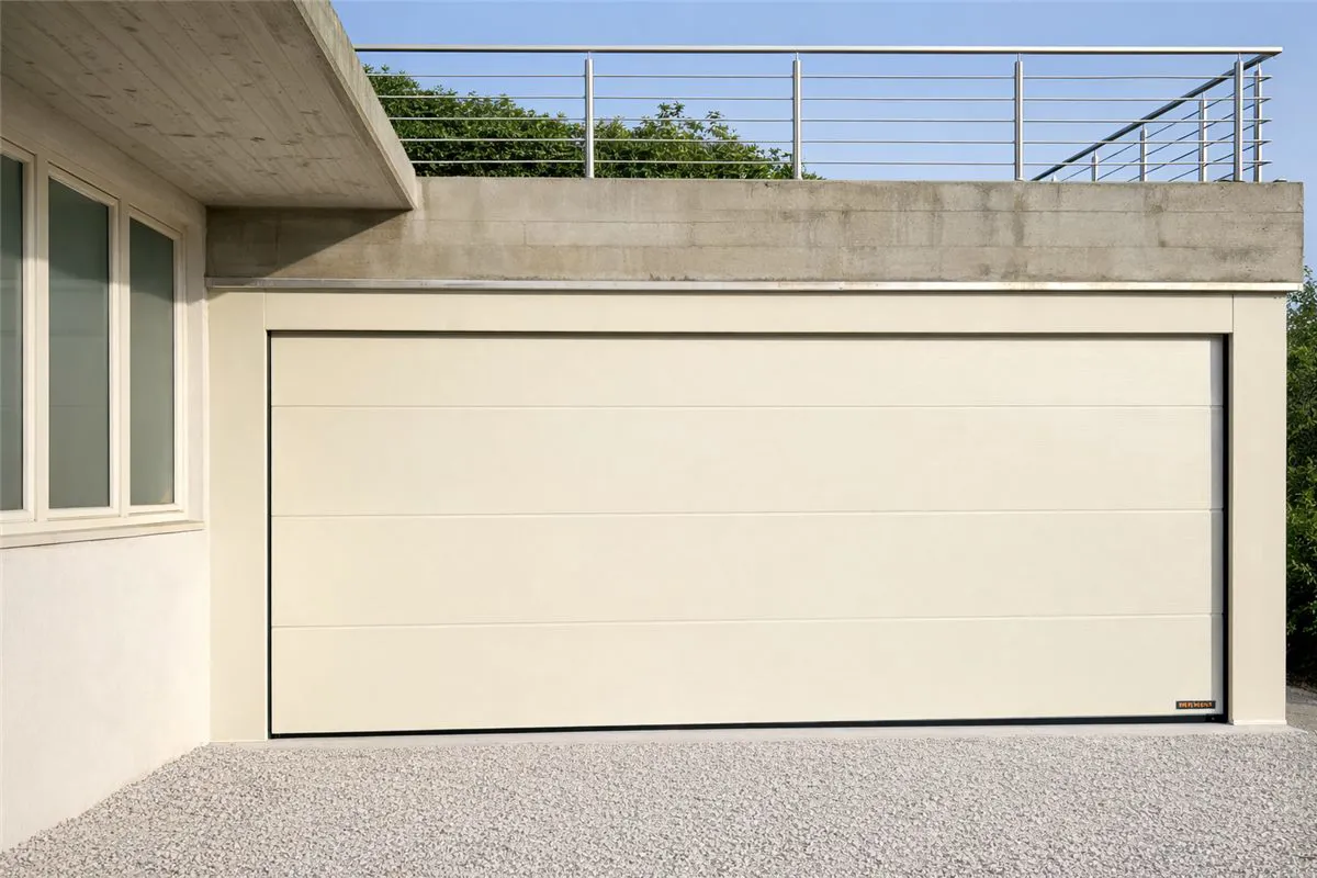 Portone sezionale avorio per garage doppio