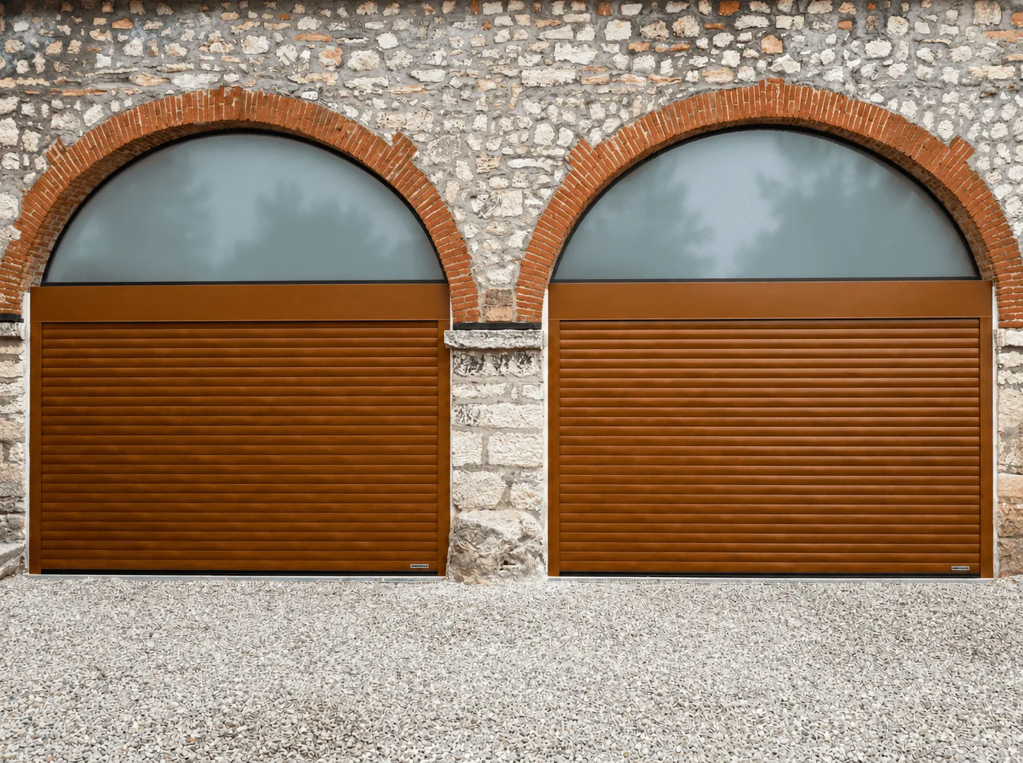 Porte sezionali con arcata in mattoni