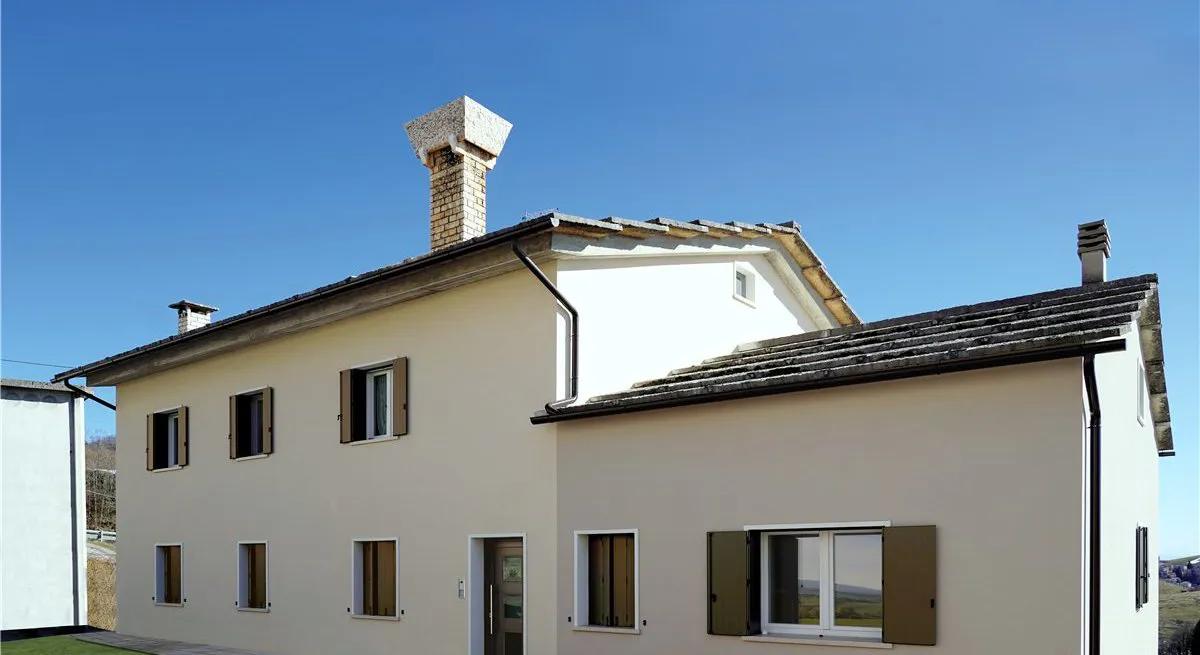 Ristrutturazione con finestre e scuri in legno