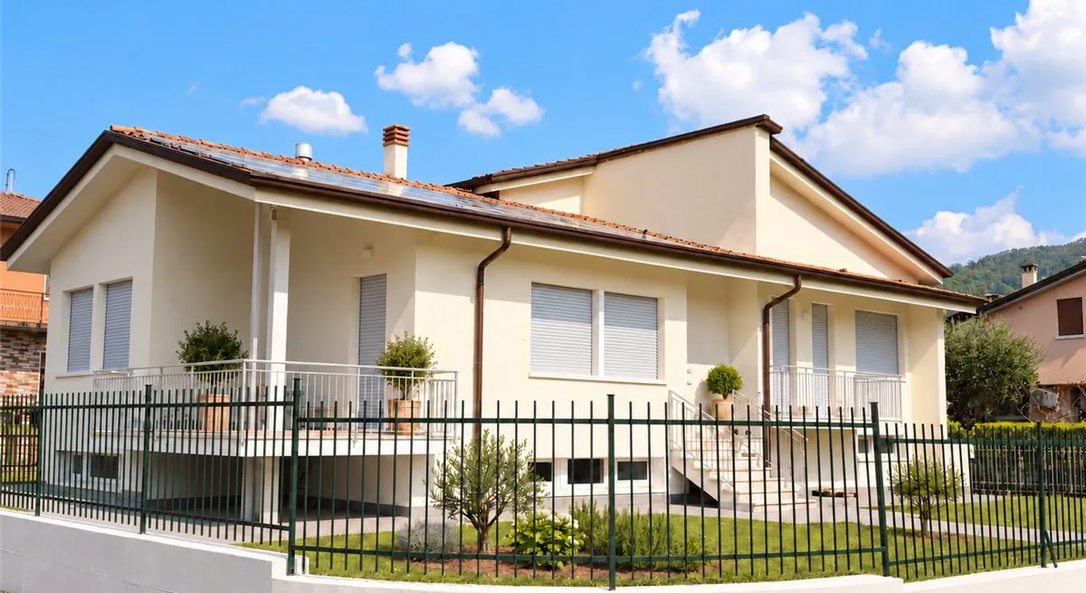 Villetta con finestre e tapparelle avvolgibili