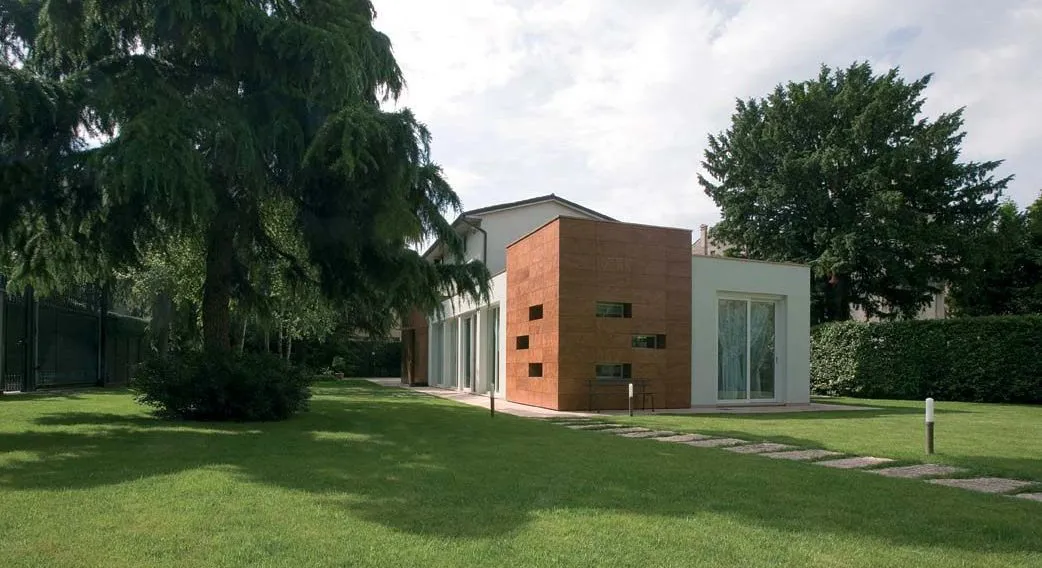 Villa moderna con portefinestre sul giardino