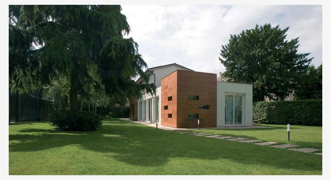 Villa moderna con portefinestre sul giardino