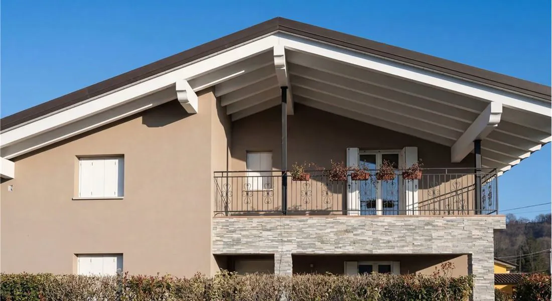 Facciata con scuri bianchi e balcone