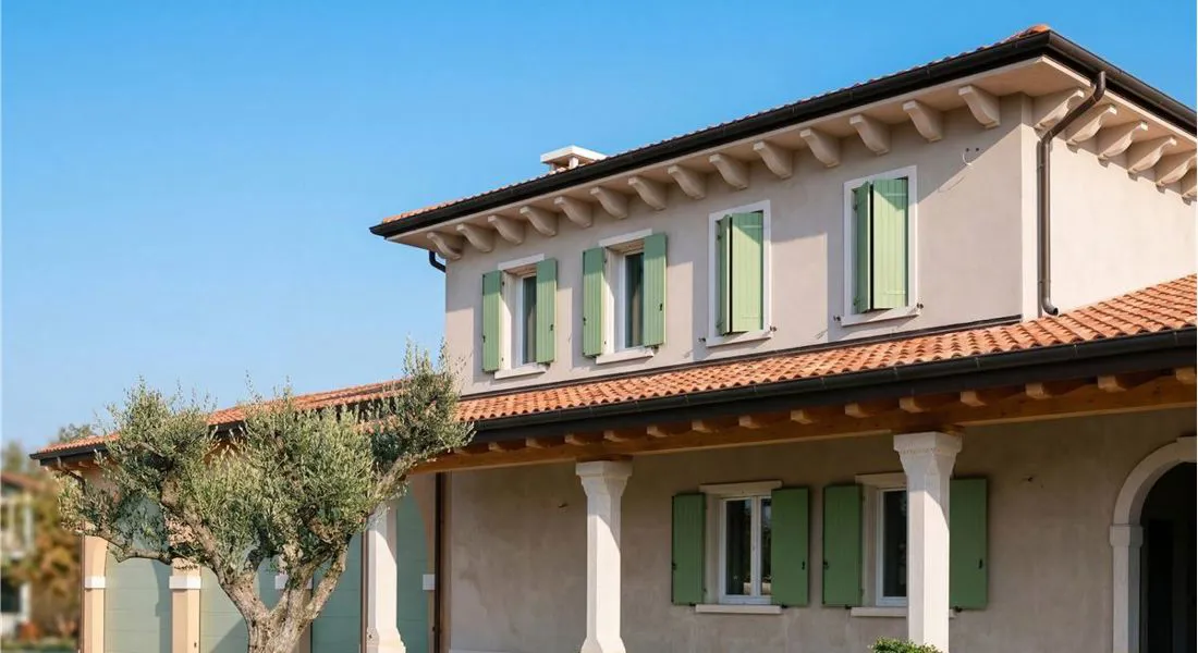 Villa con scuri verdi e portico