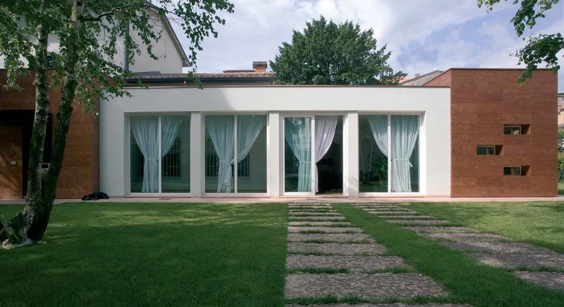 Villa con vetrate scorrevoli sul giardino